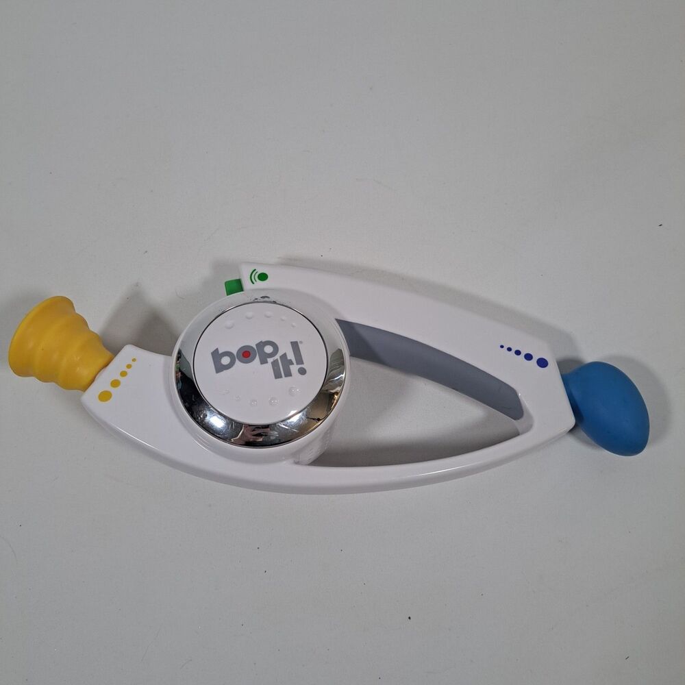 Hasbro 2008 Bop It! Talking Handheld Electronic Game White Works Shout Reflex